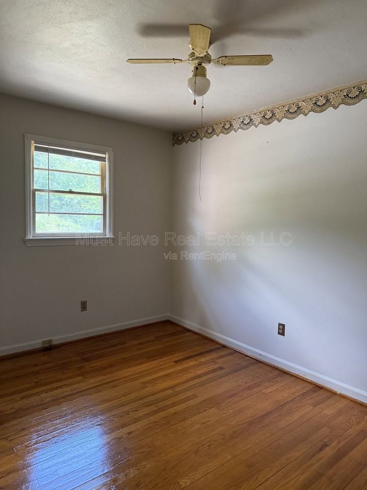 186 Eastview St - Photo 5 of 6