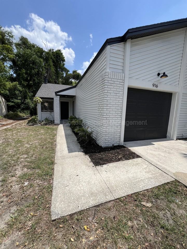 916 Robinhood Ct - Photo 2 of 25