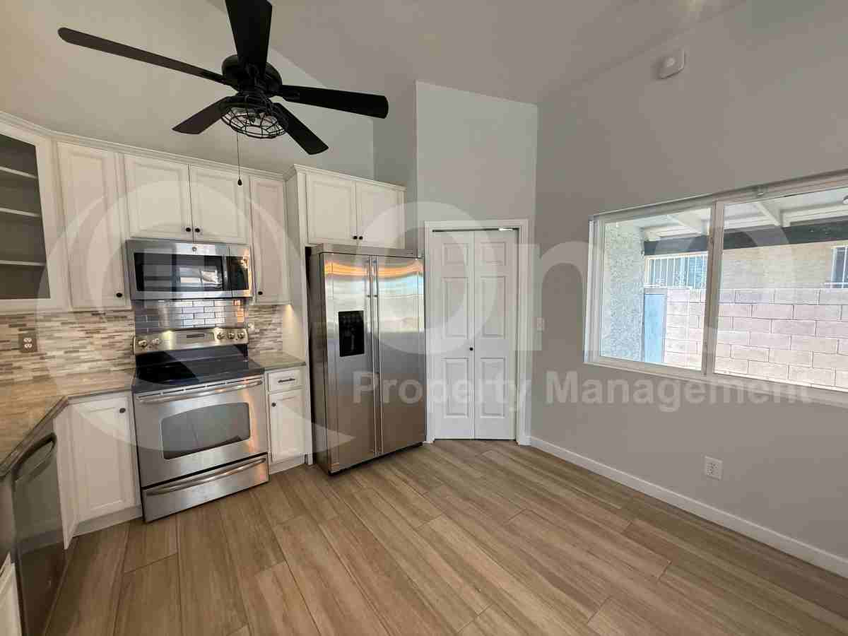 3037 W Monmouth St - Photo 3 of 36