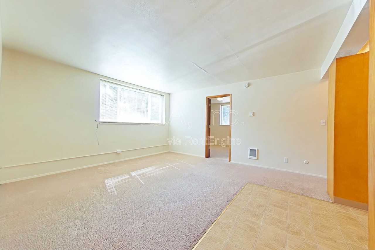 111 Nw 11th St #3 - Photo 2 of 10
