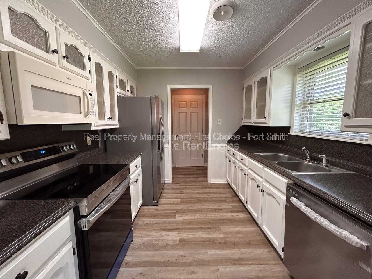1406 Strozier Ct - Photo 7 of 23