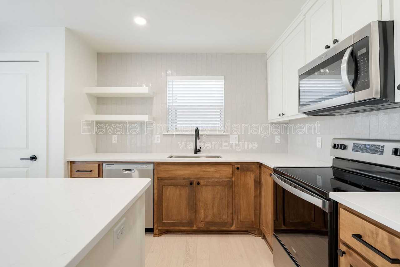 1614 Nw 17th St #8 - Photo 2 of 13