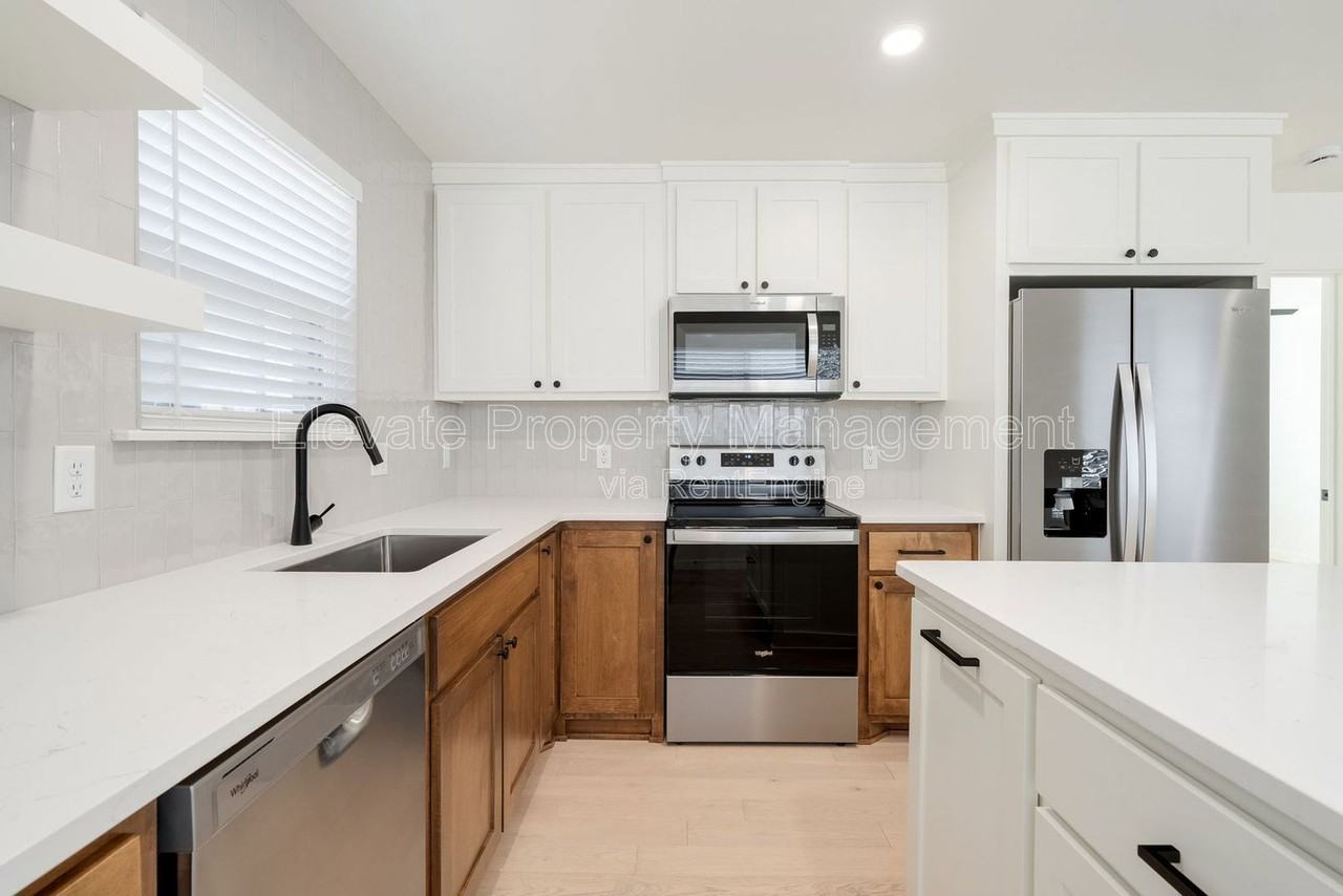 1614 Nw 17th St #8 - Photo 3 of 13