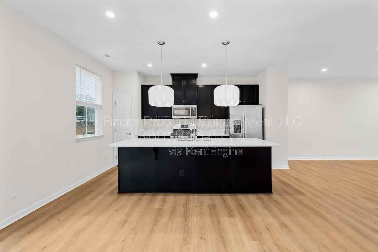 2620 Grantham Place Dr - Photo 4 of 30