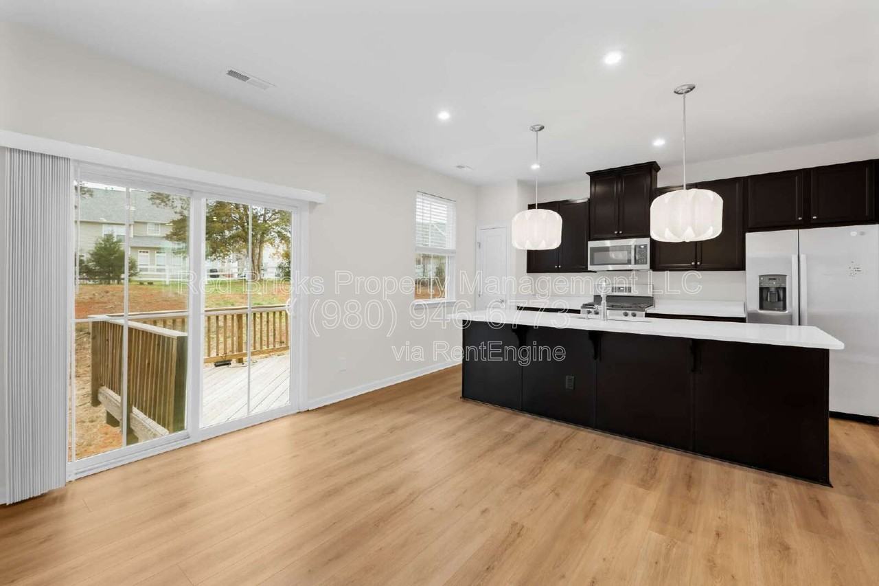 2620 Grantham Place Dr - Photo 5 of 30