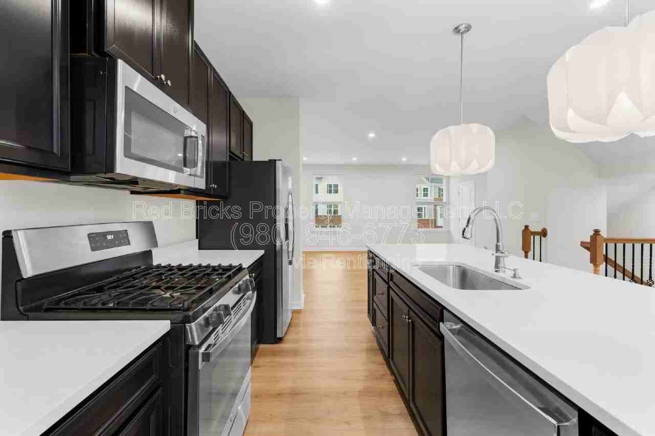 2620 Grantham Place Dr - Photo 7 of 30