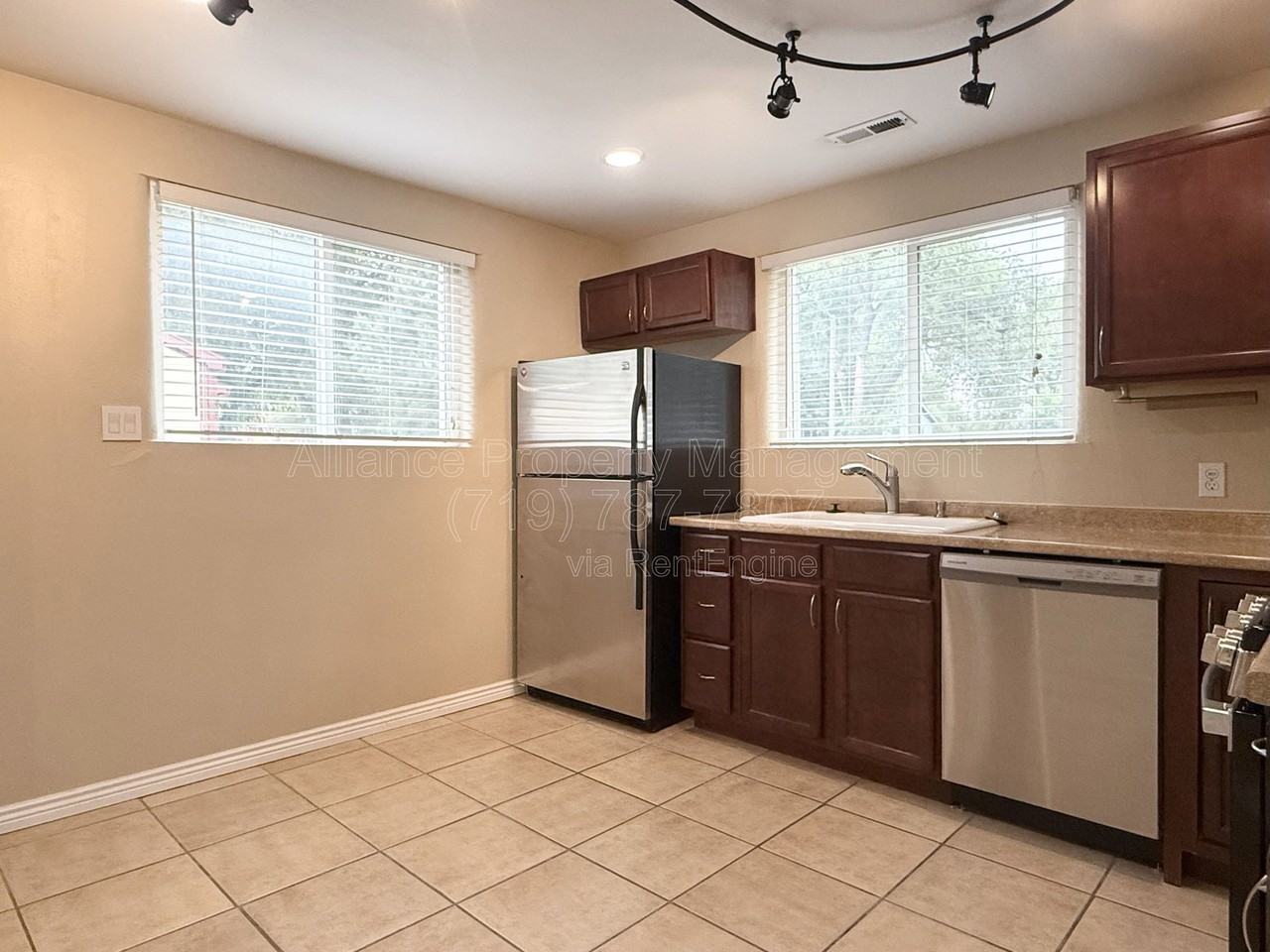 1724 Armstrong Ave - Photo 5 of 23