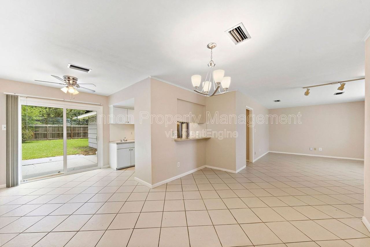 5522 Ariel St - Photo 7 of 23