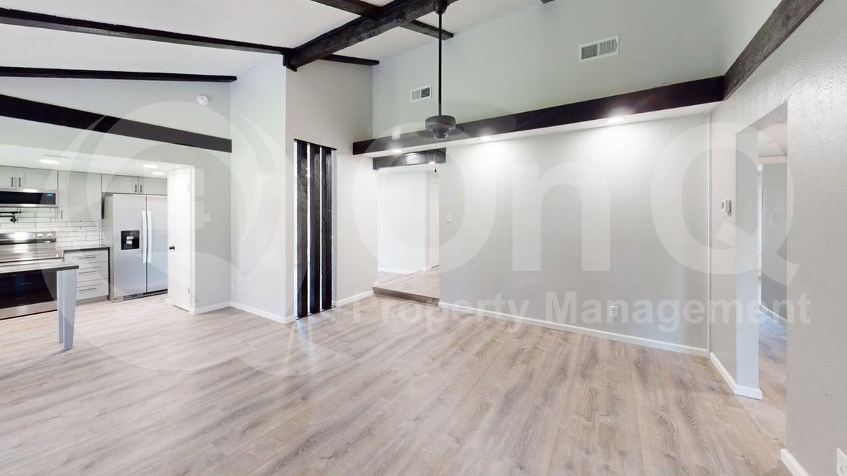 633 Stroud Ln - Photo 4 of 17