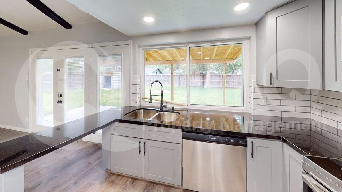 633 Stroud Ln - Photo 5 of 17