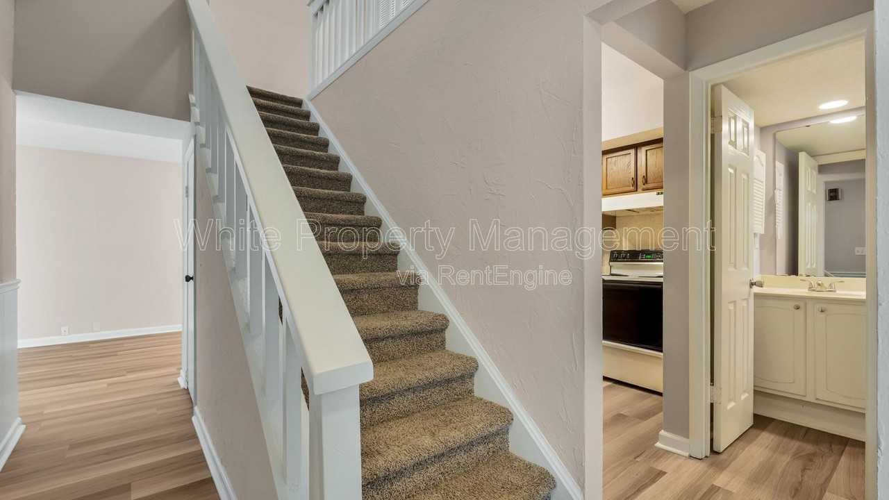 6927 Stonington Ln - Photo 2 of 25