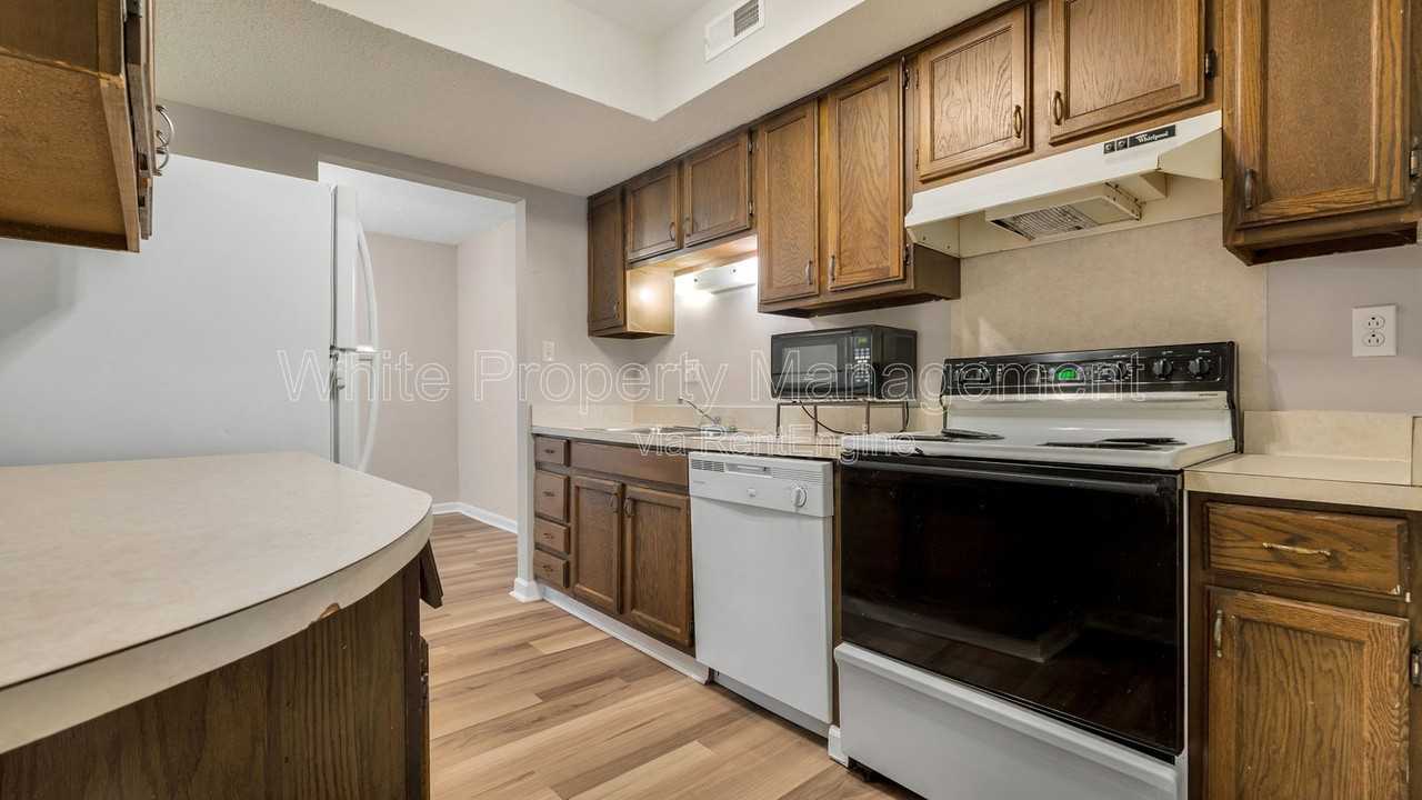 6927 Stonington Ln - Photo 3 of 25
