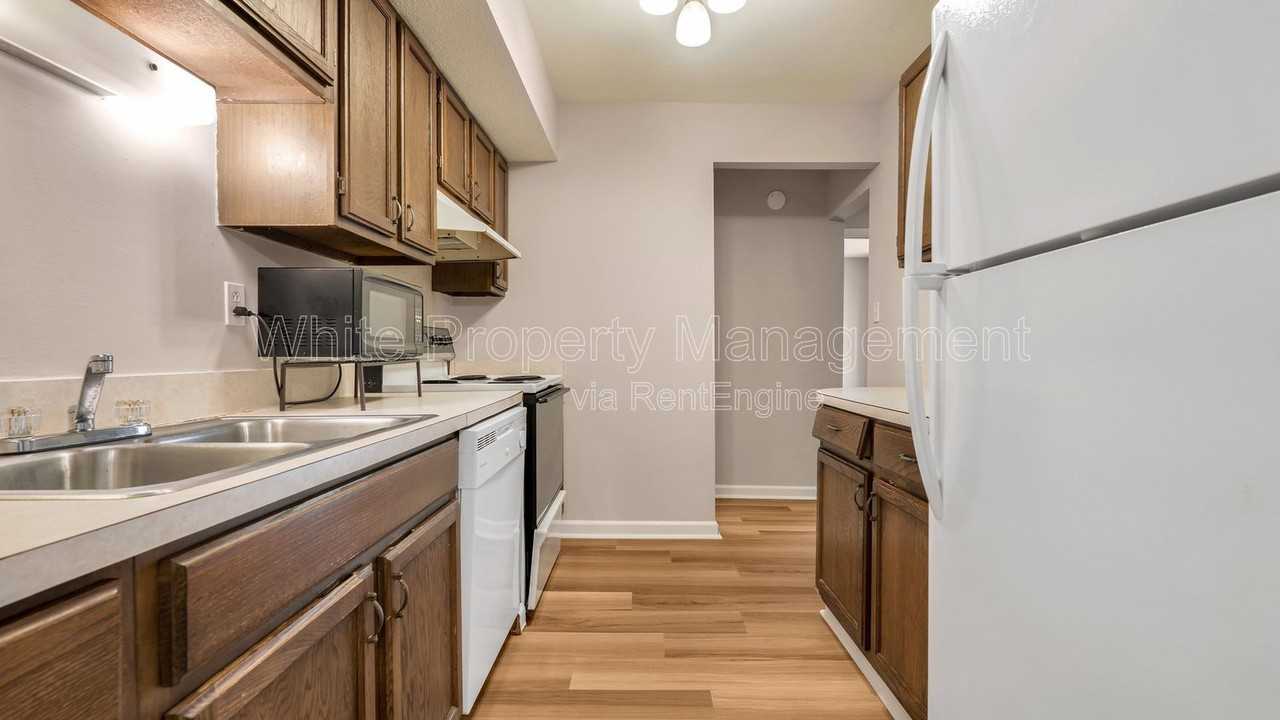 6927 Stonington Ln - Photo 4 of 25