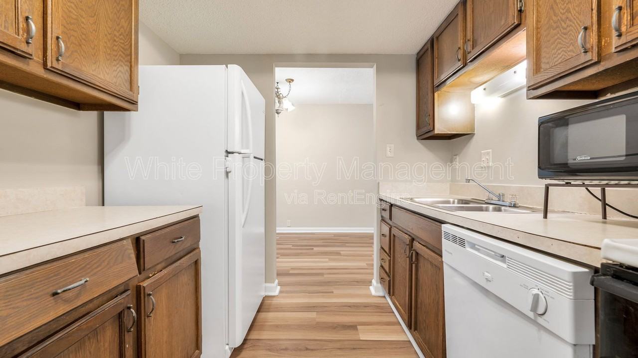 6927 Stonington Ln - Photo 5 of 25