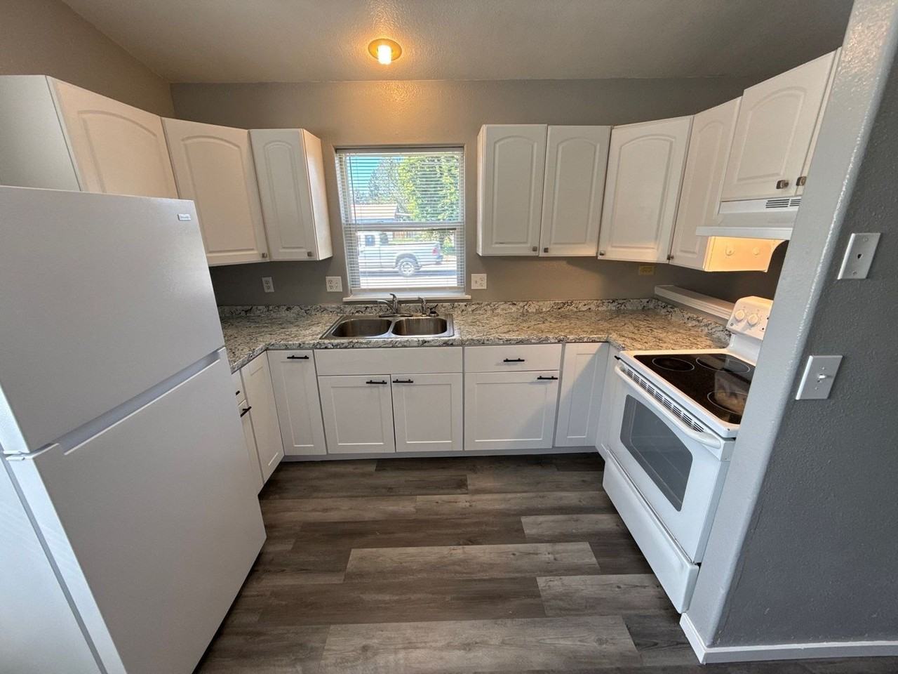 1265 Poplar St - Photo 6 of 24