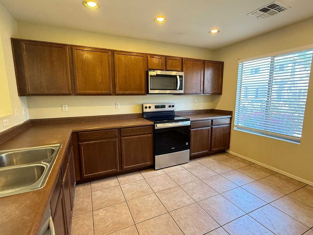 11214 W Pierce St - Photo 3 of 18