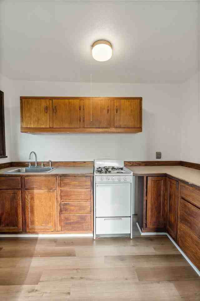 107 W 4th St #D - Photo 4 of 30