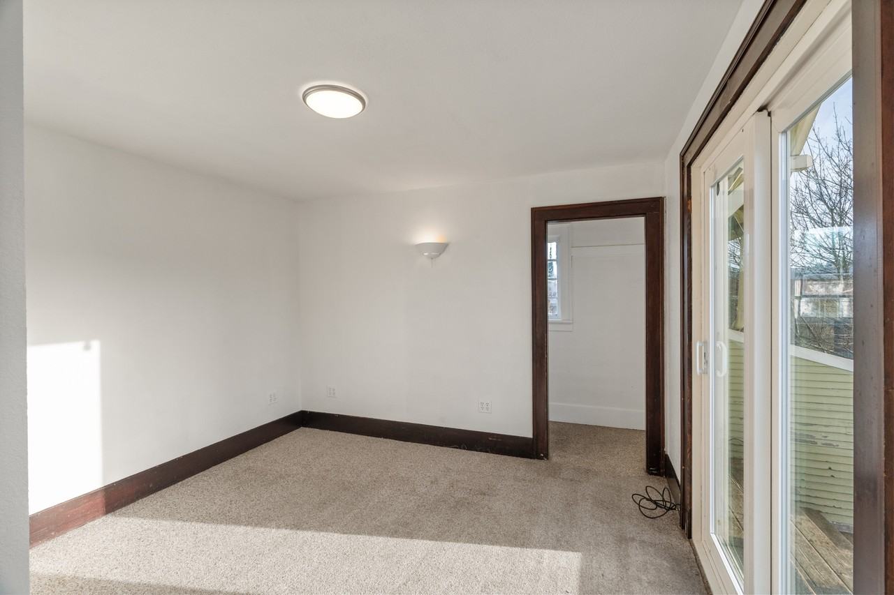 107 W 4th St #D - Photo 5 of 31