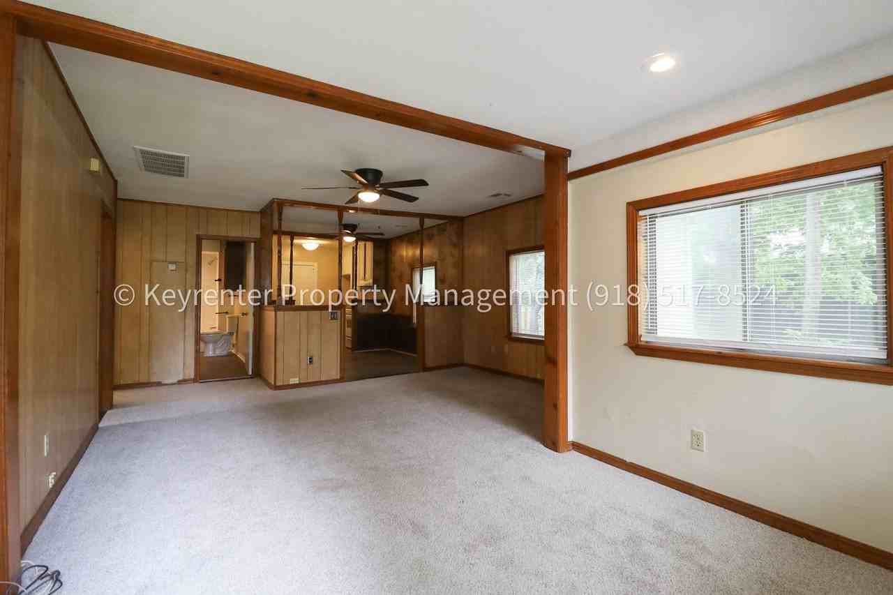 1928 N Columbia Pl - Photo 4 of 18
