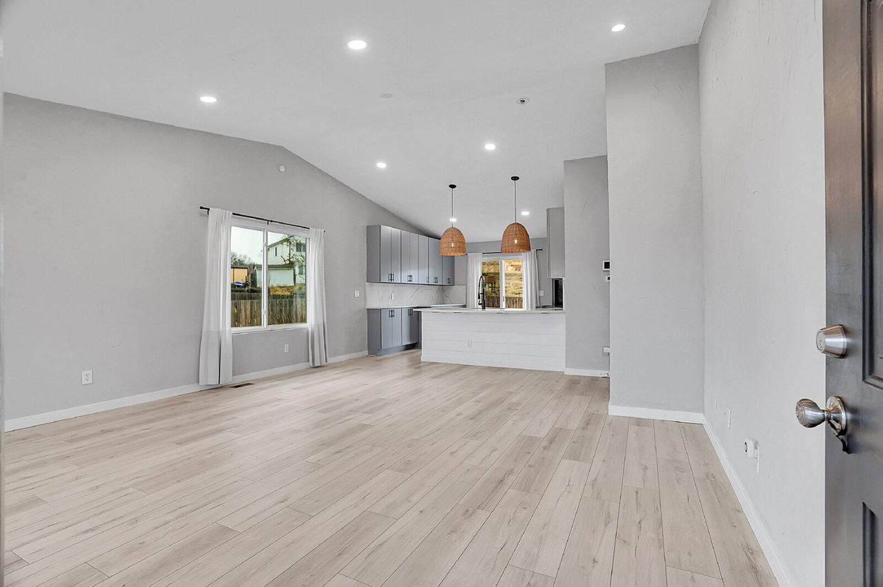 8065 Eagleview Dr - Photo 2 of 50