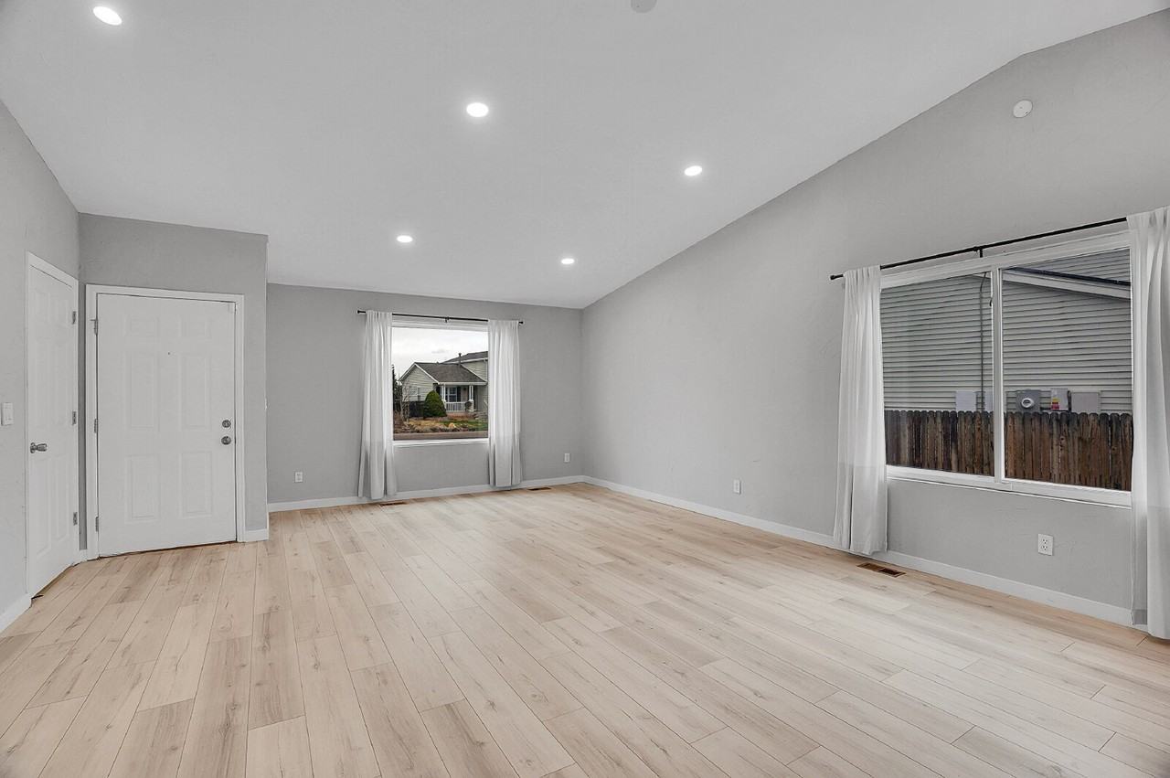 8065 Eagleview Dr - Photo 3 of 50