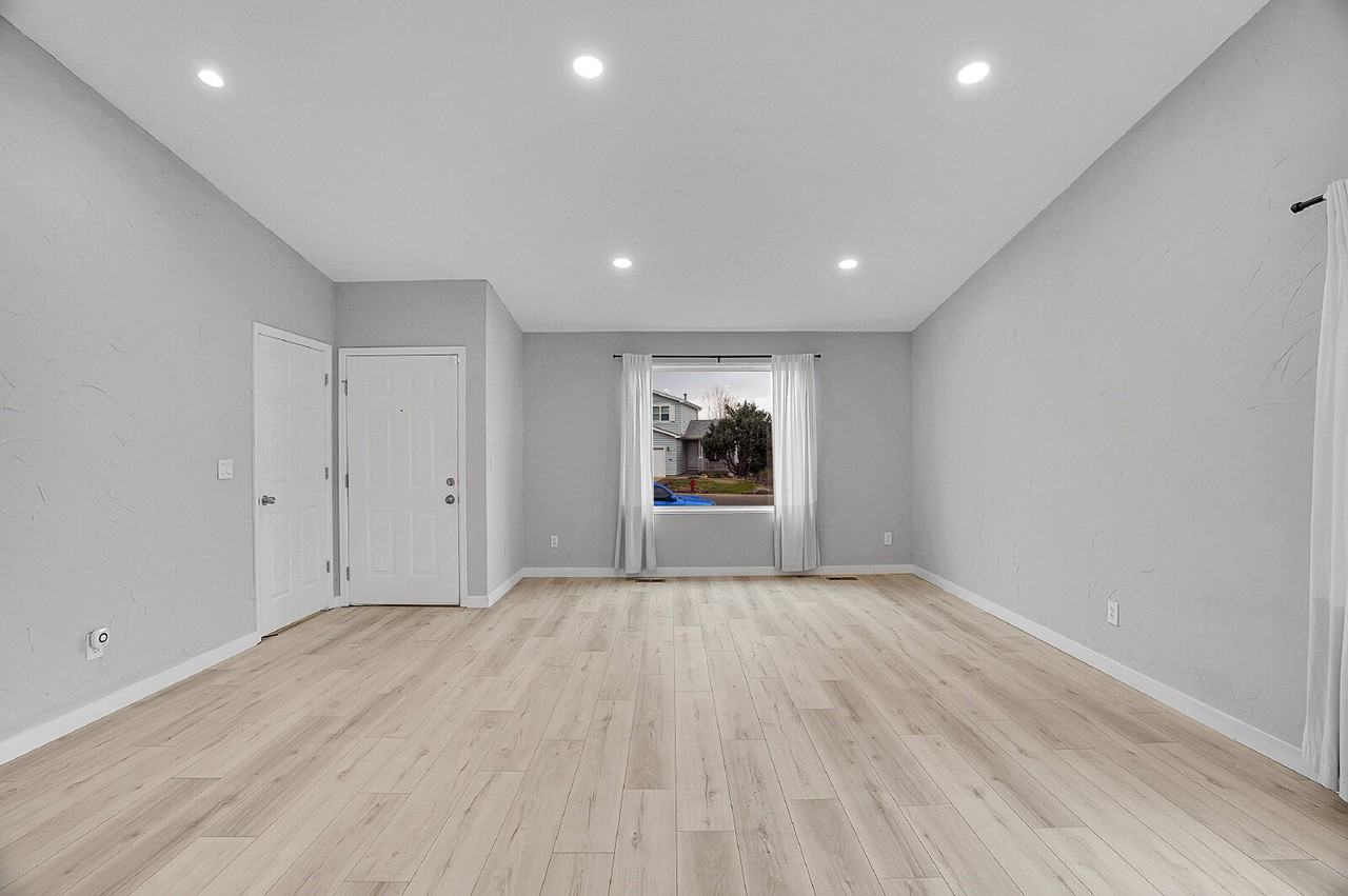 8065 Eagleview Dr - Photo 4 of 50