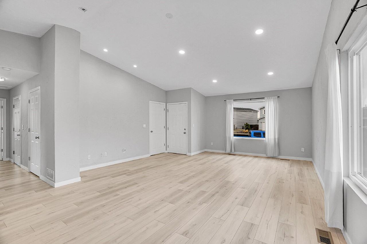 8065 Eagleview Dr - Photo 5 of 50