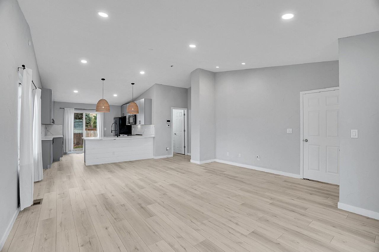 8065 Eagleview Dr - Photo 7 of 50