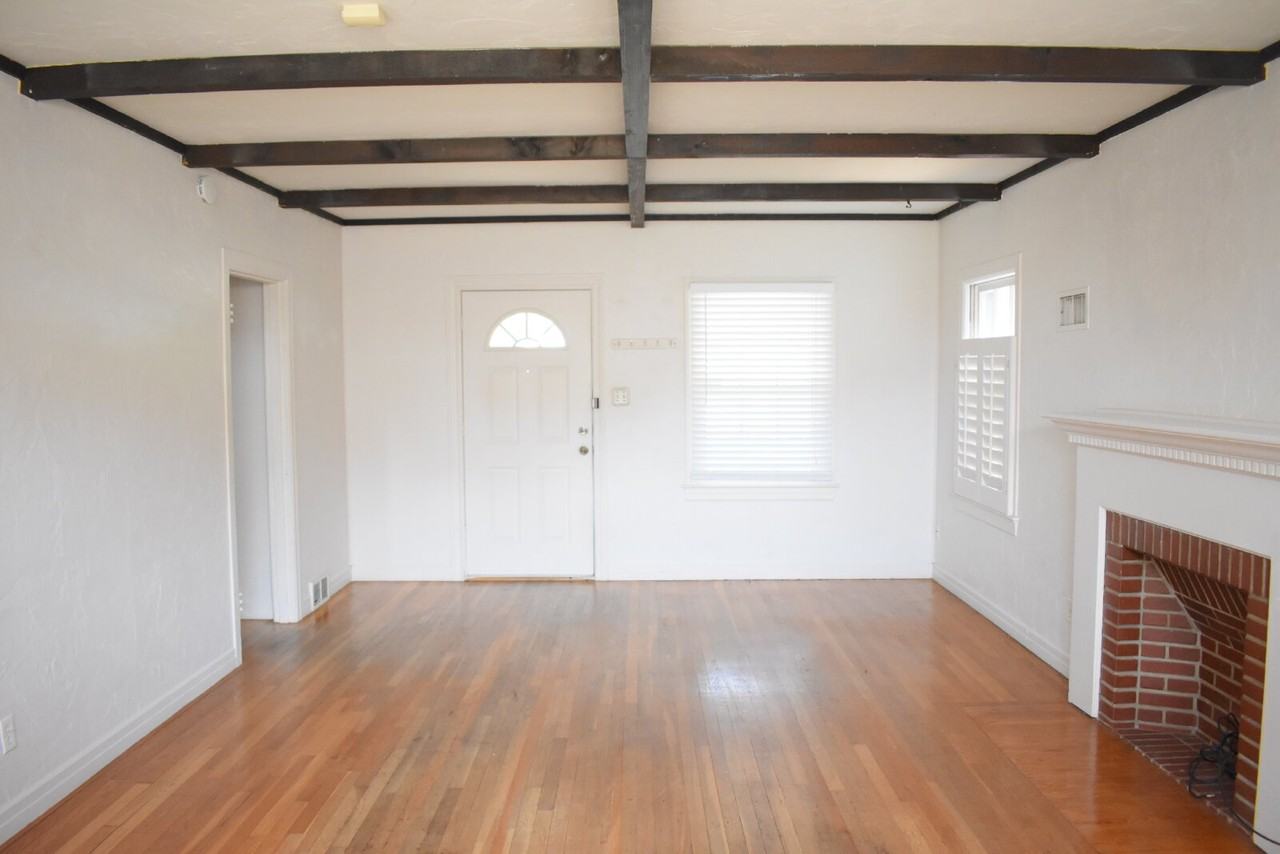 2409 22nd St - Photo 2 of 12
