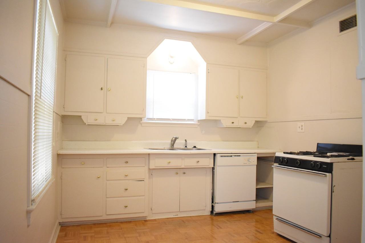 2409 22nd St - Photo 4 of 12