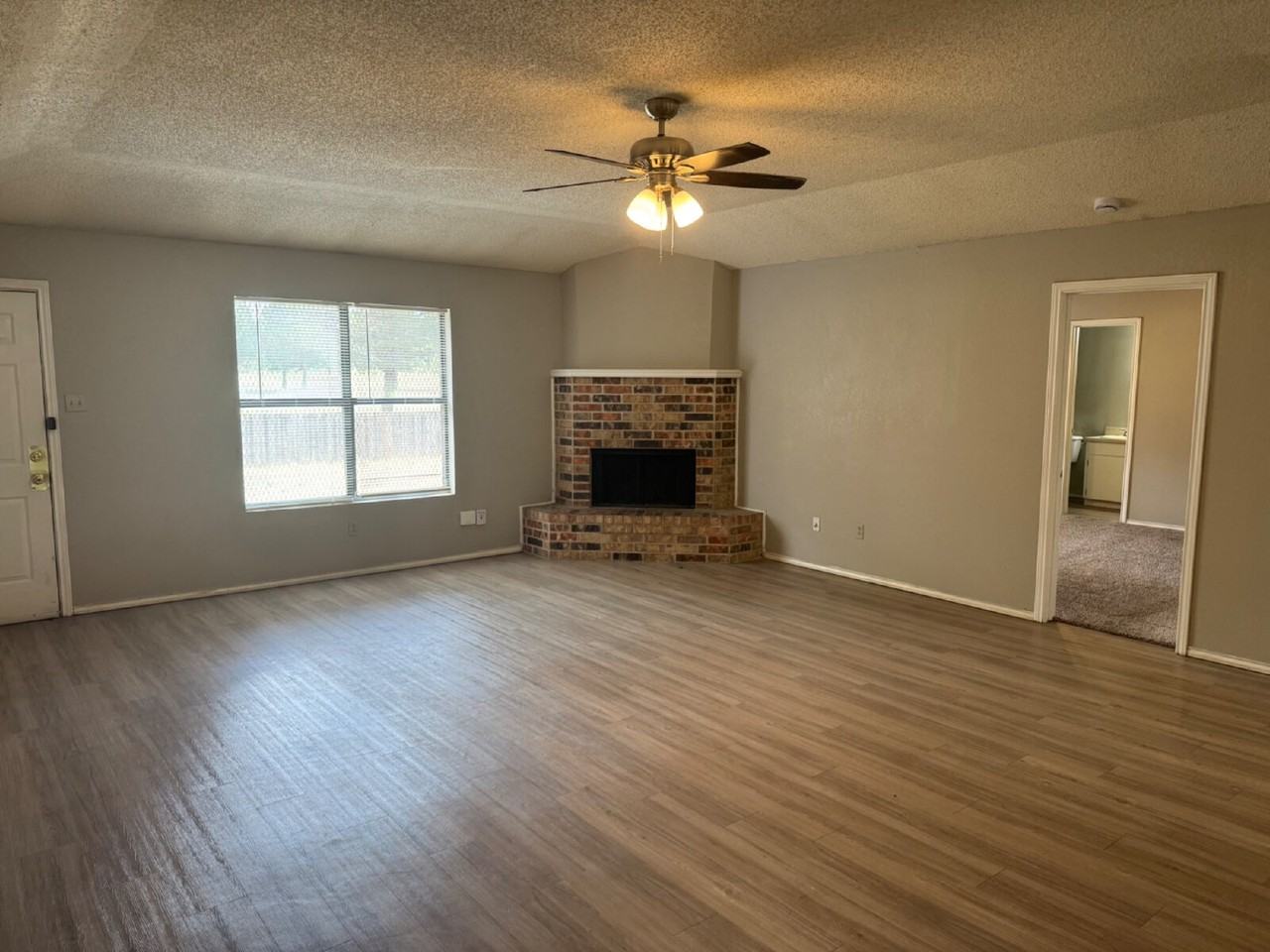 204 Genoa Ave - Photo 2 of 11