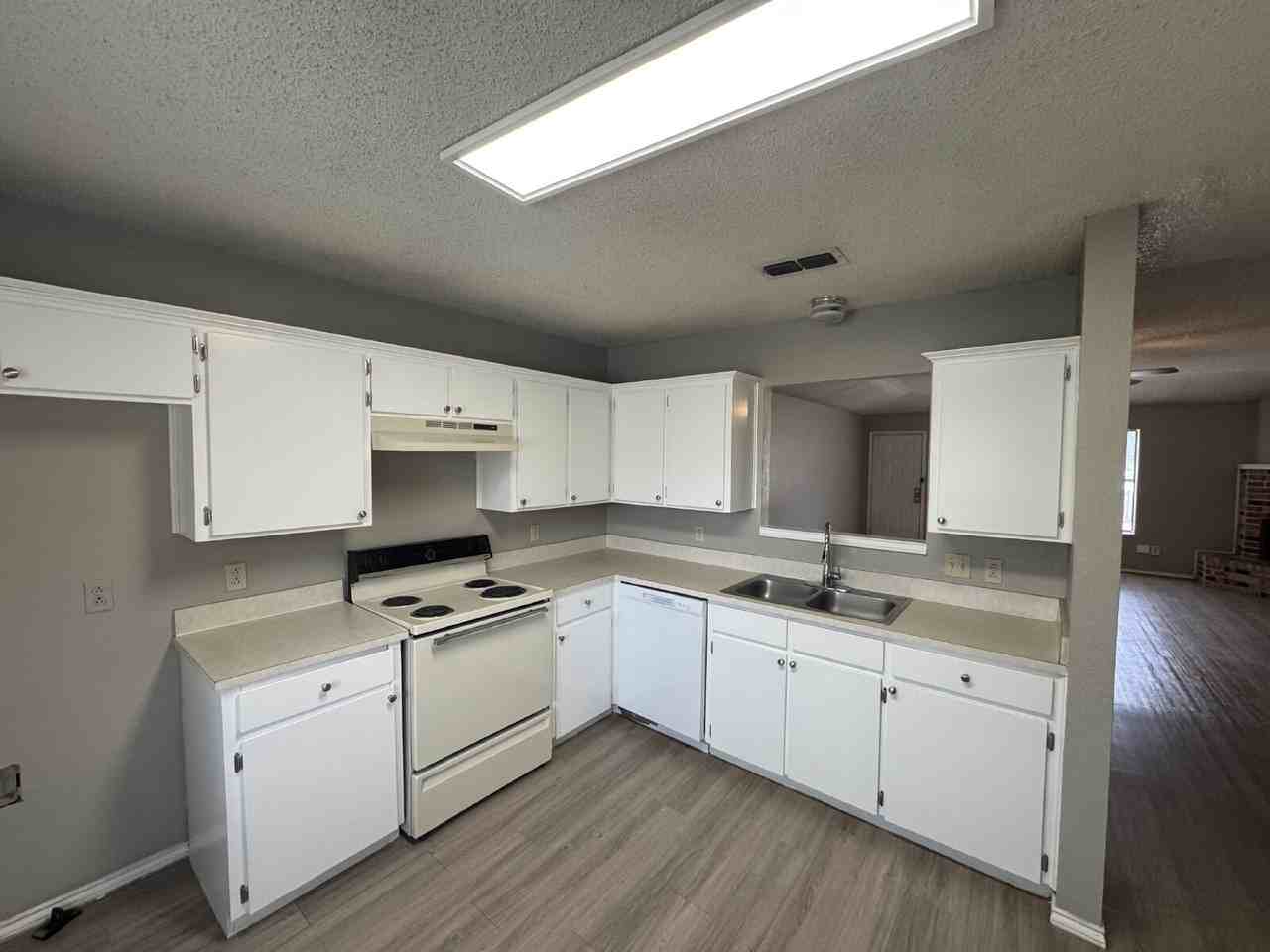 204 Genoa Ave - Photo 4 of 11