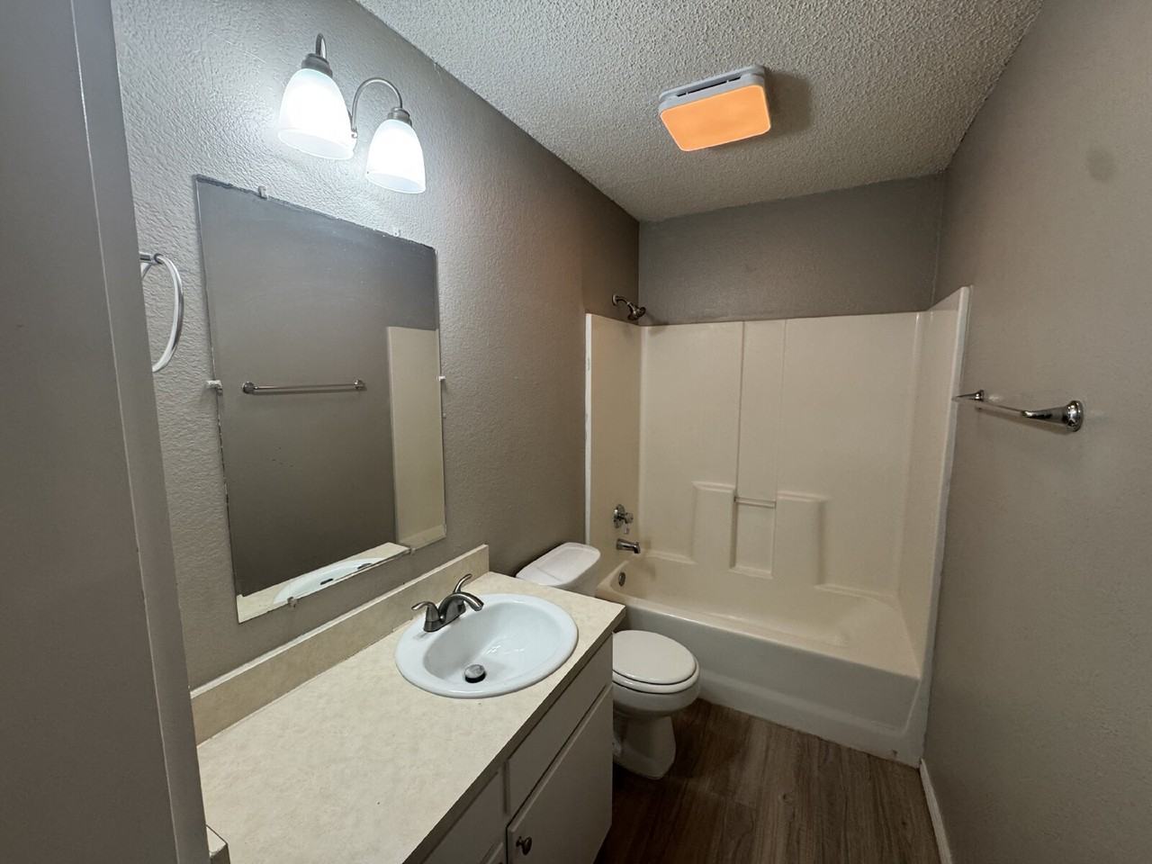 204 Genoa Ave - Photo 6 of 11