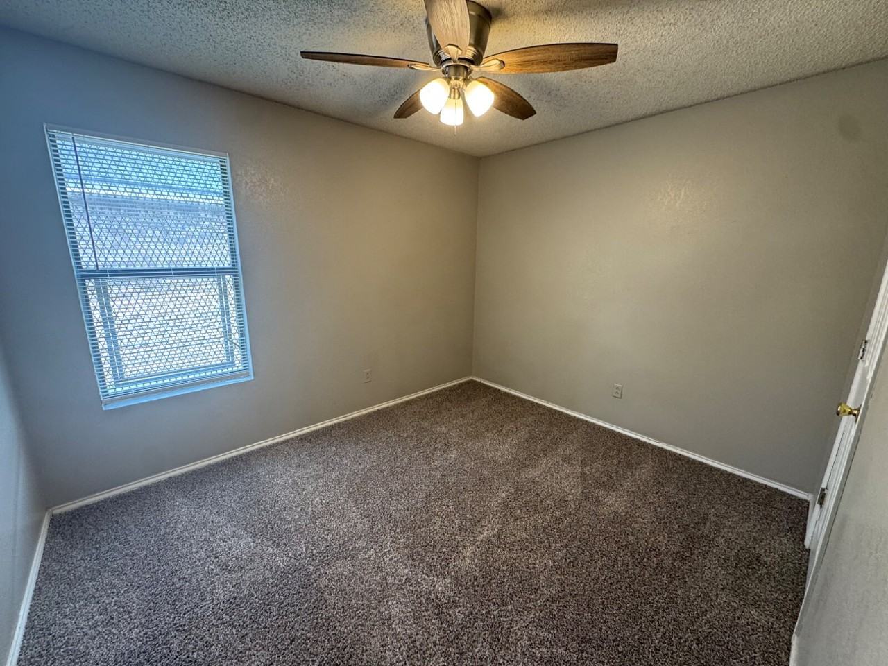 204 Genoa Ave - Photo 7 of 11