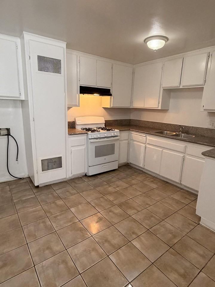 1316 E California Ave #A - Photo 7 of 11