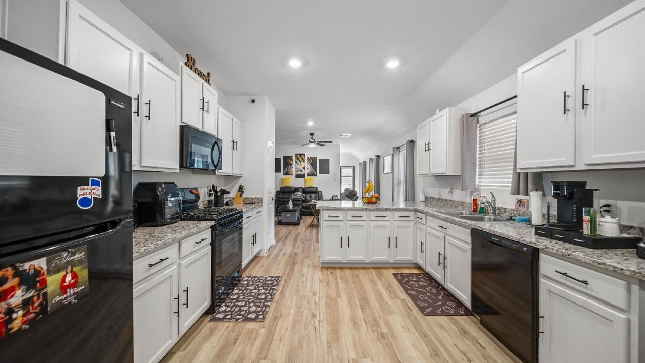 10437 Pineland Dr - Photo 3 of 21