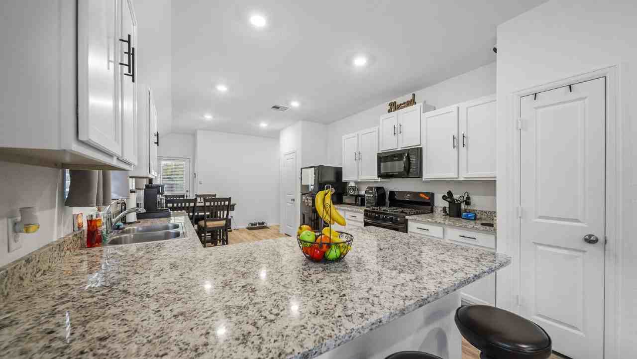 10437 Pineland Dr - Photo 4 of 21