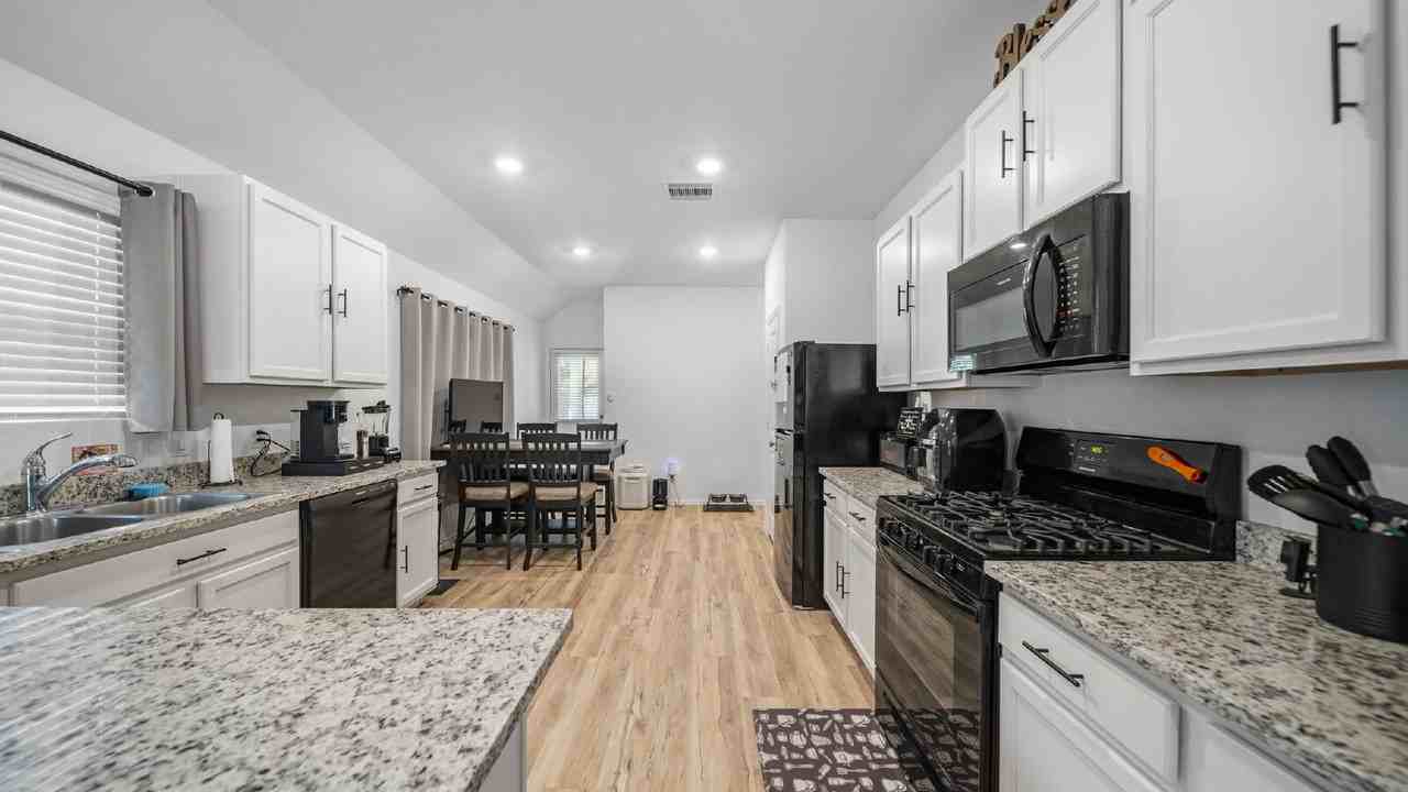 10437 Pineland Dr - Photo 5 of 21