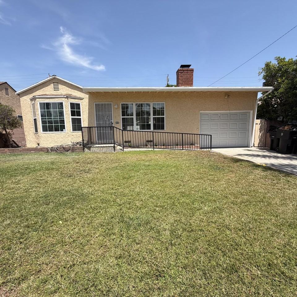 1104 N Frederic St - Photo 2 of 44