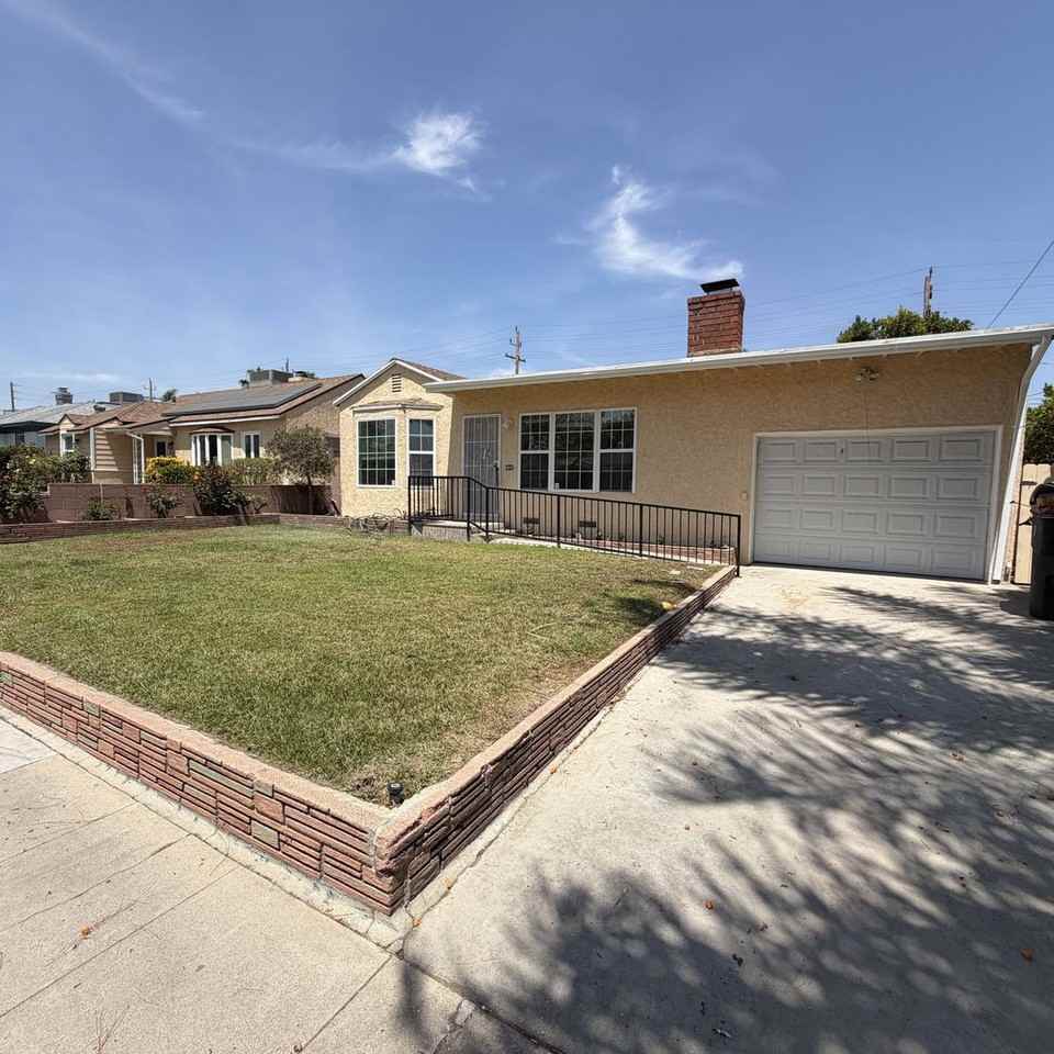 1104 N Frederic St - Photo 3 of 44