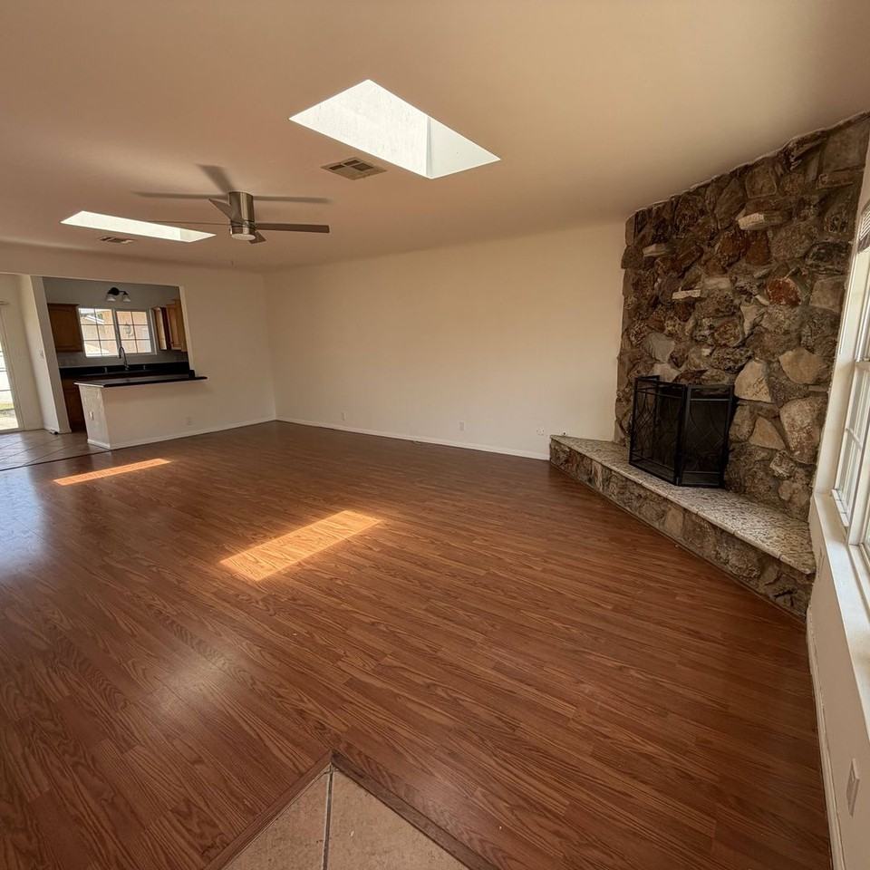 1104 N Frederic St - Photo 5 of 44