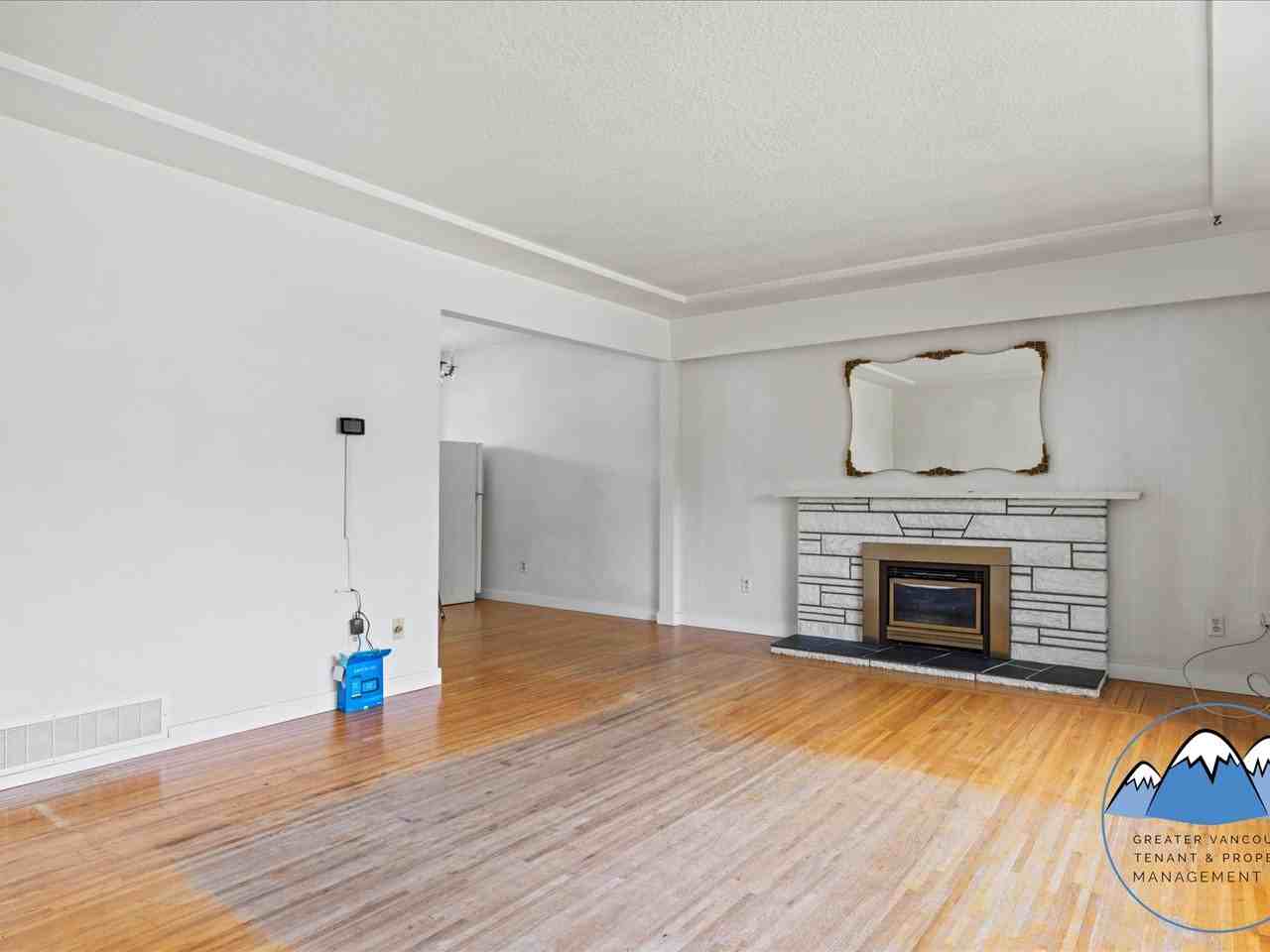 6589 Elliott St - Photo 4 of 31
