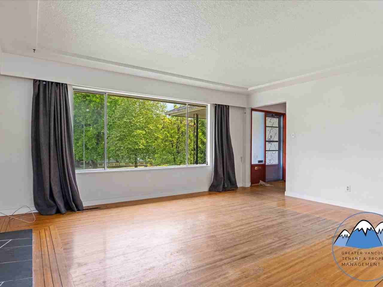6589 Elliott St - Photo 5 of 31