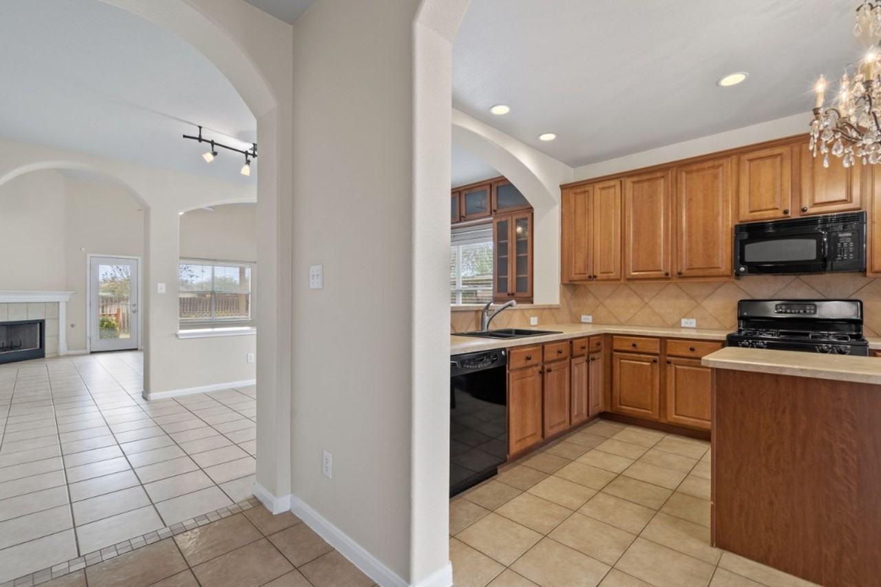 652 Dark Horse Ln - Photo 4 of 36