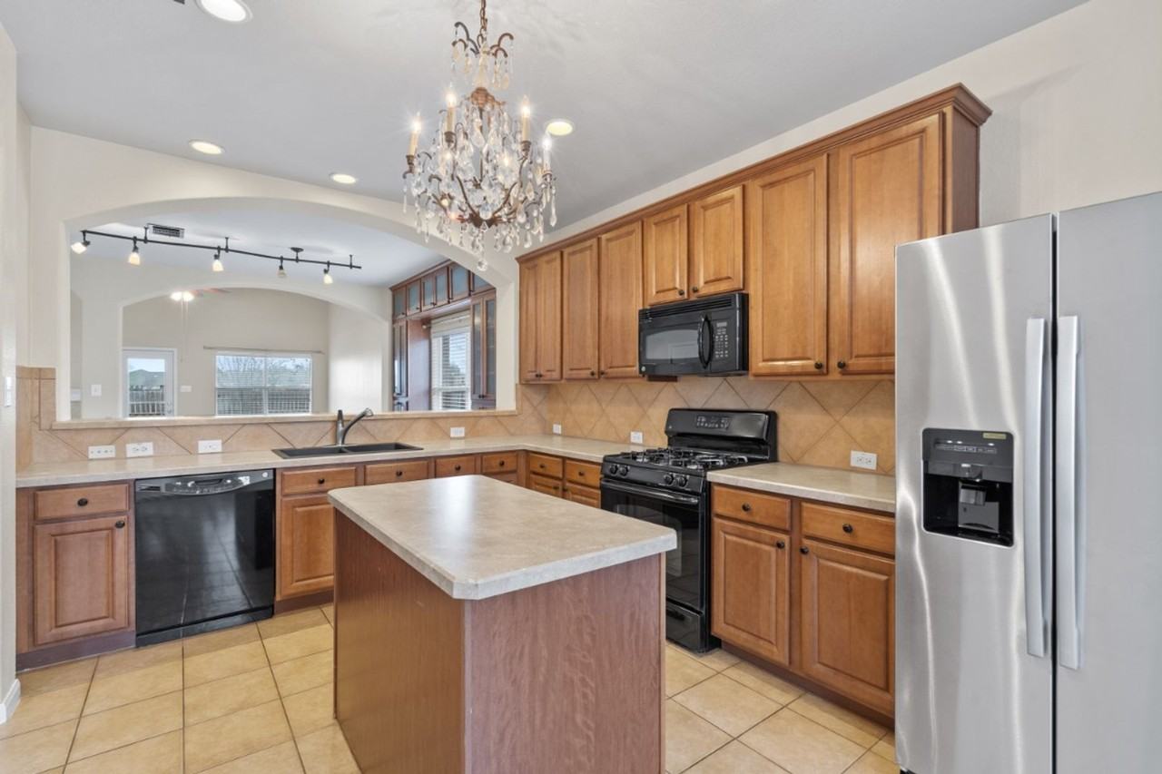 652 Dark Horse Ln - Photo 7 of 36
