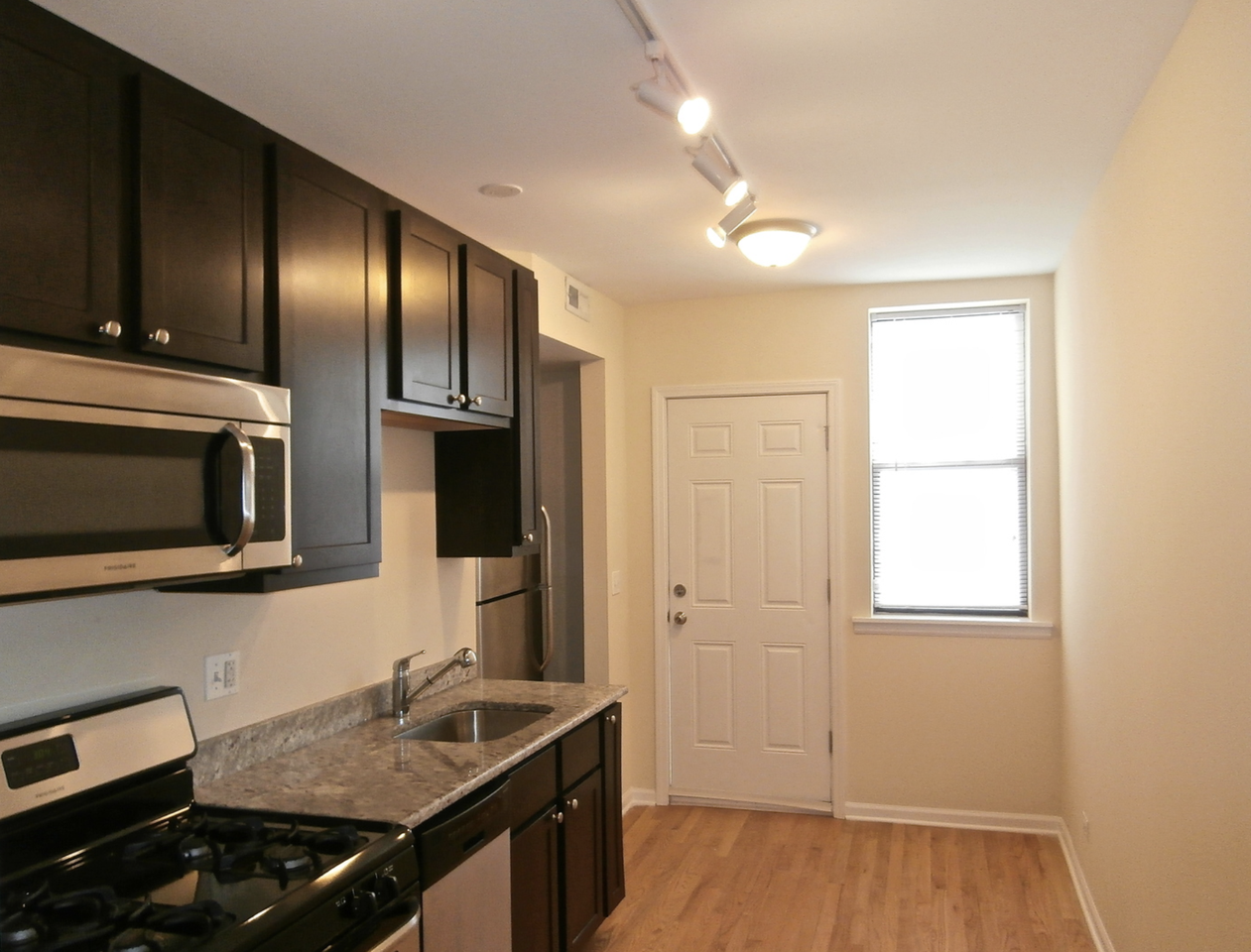 2803 W Lawrence Ave #D1N - Photo 4 of 12