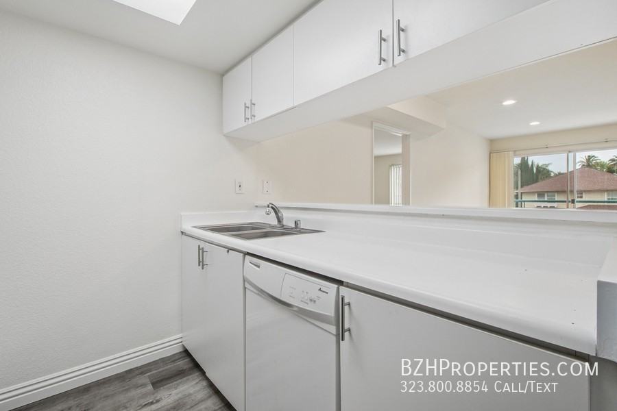 870 Crenshaw - Photo 3 of 19