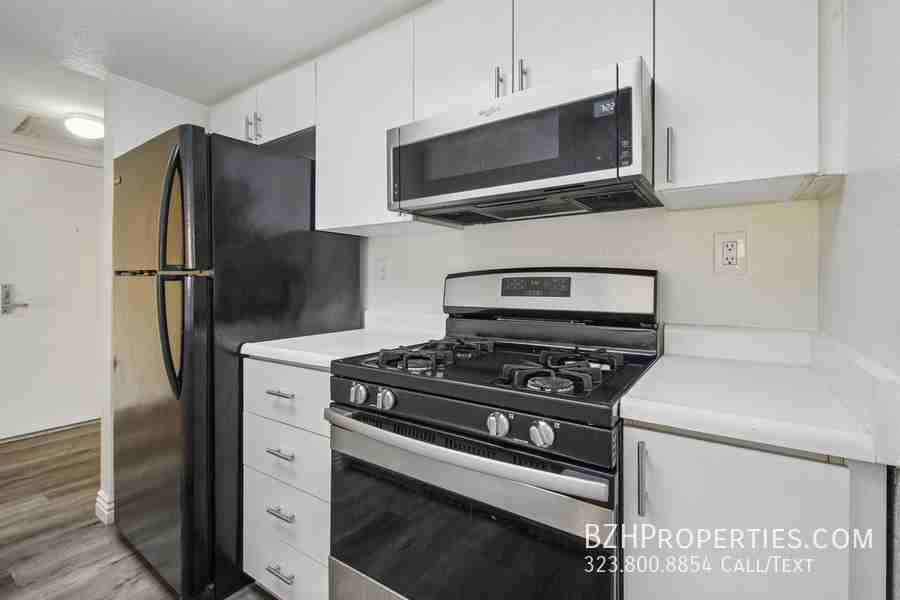870 Crenshaw - Photo 4 of 19
