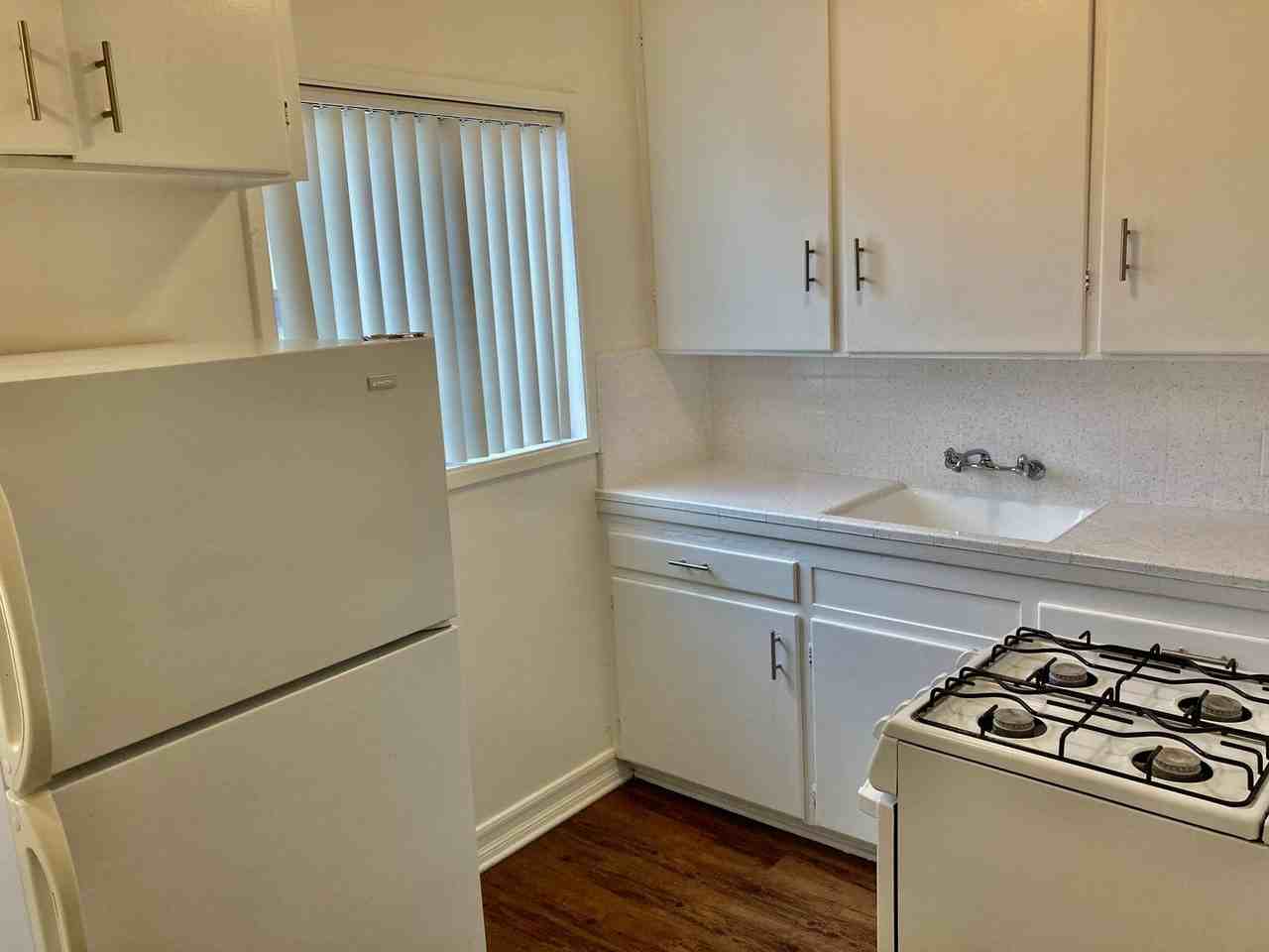951 Opal St - Photo 6 of 10
