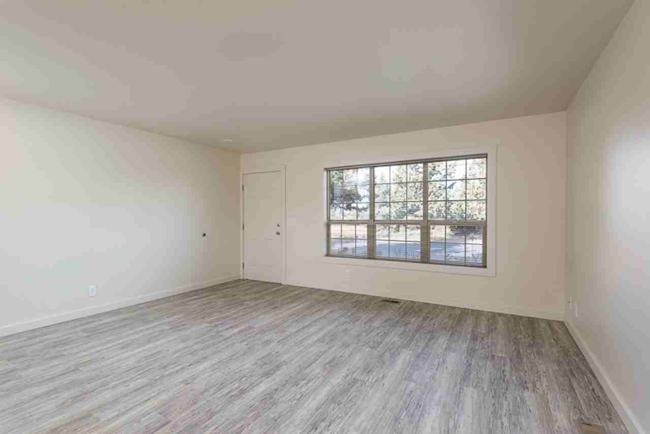 2334 Ne Holliday Ave #3 - Photo 5 of 12
